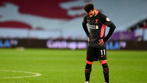 Mohamed Salah lamenta el ridículo de su equipo.