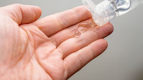 Por eso es importante el uso de gel antibacterial.