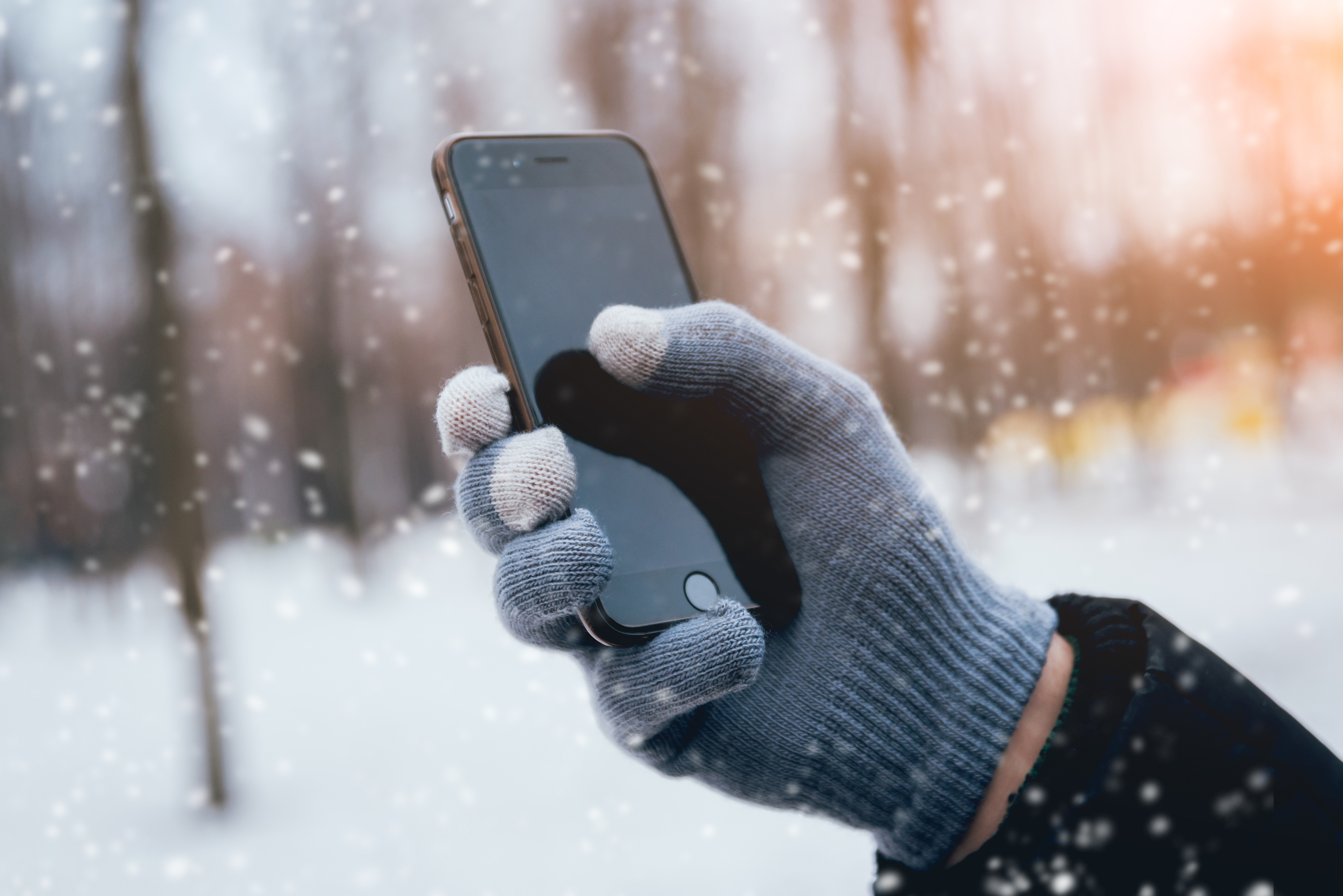 Телефон выключается морозе. Смартфон на холоде. Телефон на морозе. Телефон в руке зима. Человек на морозе с телефоном.