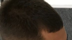 Jóvenes trabajan armando protectores faciales. (Suministrada)