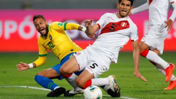 Carlos Zambrano disputa un balón con Neymar.