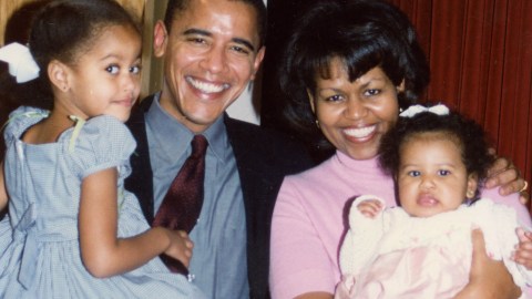 Barack y Michelle Obama con sus hijas, Malia y Sasha, en el bautizo de Sasha.