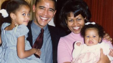 Barack y Michelle Obama con sus hijas, Malia y Sasha, en el bautizo de Sasha.