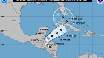 Eta puede llegar a Florida según el pronóstico del Centro Nacional de Huracanes.