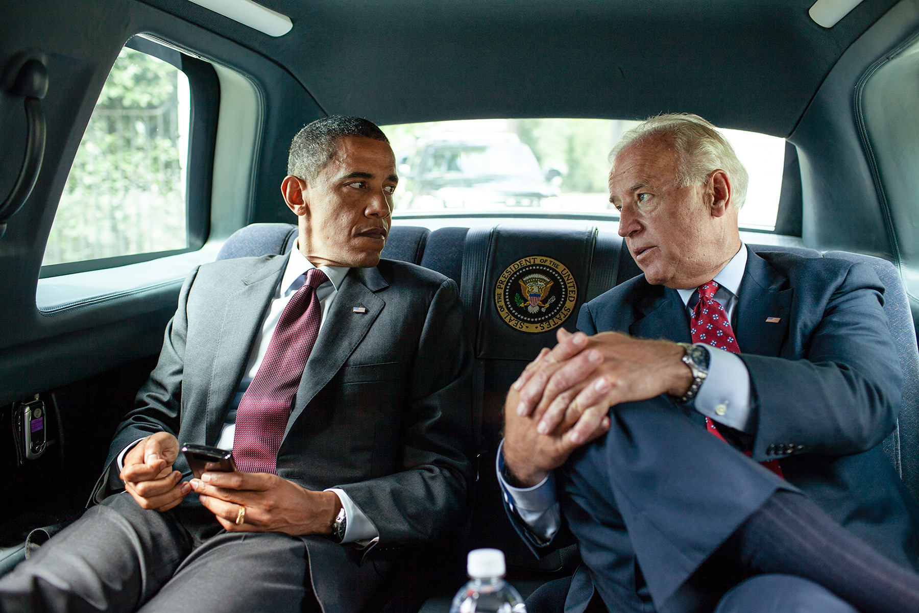 El presidente Barack Obama y el vice presidente Joe Biden camino a firmar la Ley de Protección al Consumidor y Reforma de Dodd-Frank Wall Street, 21 de julio, 2010.