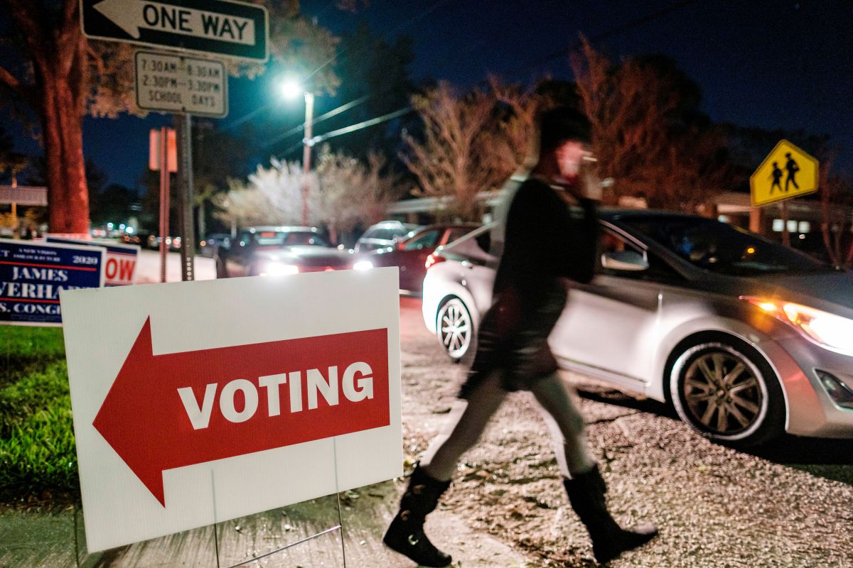 Hay planes para restringir el voto en persona con menos centros de votación.