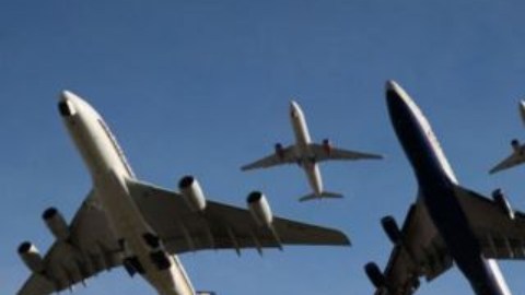 Un aeropuerto con gran capacidad para atender pasajeros puede no tener muchas conexiones.