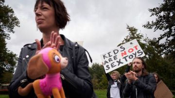 Una protesta en La Haya contra la legalización de un partido que defiende que sea legal el sexo con menores de 12 años.