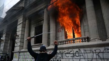 Los manifestantes entraron en la sede del Congreso de Guatemala y causaron destrozos.