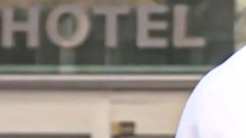 El productor musical Michel Zecler dice que fue víctima de una agresión racista.
