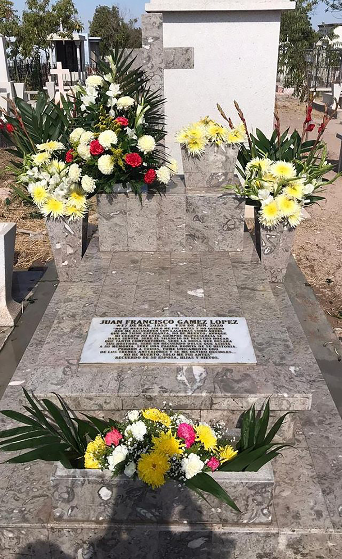 La tumba del papá de Ana Patricia el Día de los Muertos
