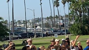 Diversos propietarios de negocios protestaron 
frente al edificio de gobierno de San Diego.