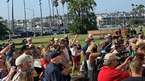 Diversos propietarios de negocios protestaron 
frente al edificio de gobierno de San Diego.