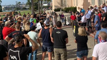 Diversos propietarios de negocios protestaron 
frente al edificio de gobierno de San Diego.