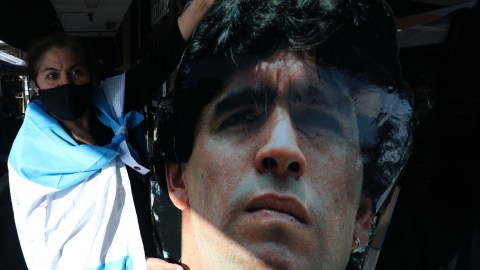 Liliana Fauré muestra una imagen de Maradona. / foto: Jorge Luis Macías.