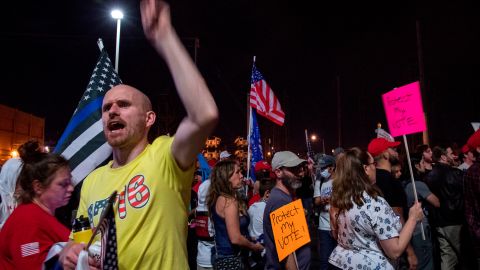 Seguidores de Trump demandan el conteo de cada voto en Phoenix, Arizona.