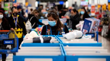 Los trabajadores de Walmart han tenido que portar la protección facial a lo largo de la pandemia, con el nuevo mandato ya no será así.