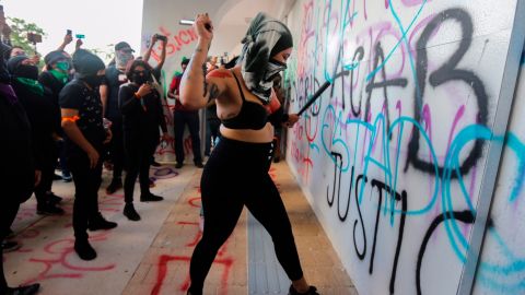 Mujeres protestan para denunciar feminicidios en Cancún.