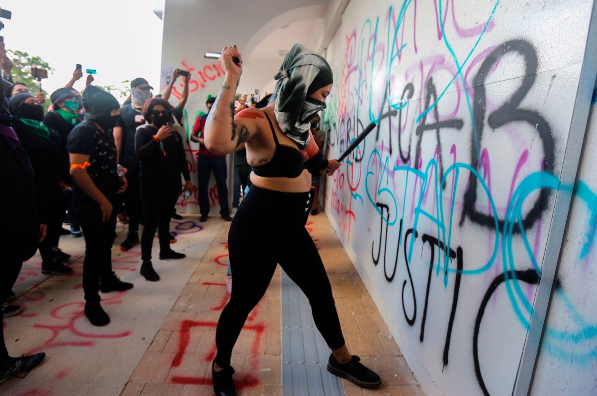 Mujeres protestan para denunciar feminicidios en Cancún.
