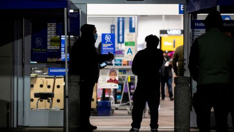 A pesar de la crisis y la pandemia, cientos de personas aprovechan el Black Friday.