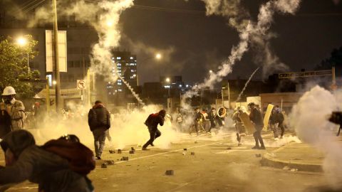 Enfrentamientos de policías y manifestantes en Lima, el 14 de noviembre.