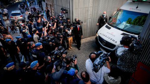 Maradona abandona la Clínica Olivos de Buenos Aires.