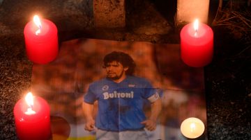 Una foto de Maradona el miércoles afuera del estadio de Nápoles.