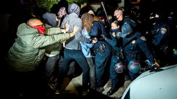 Ocupantes y activistas se enfrentaron a la Policía la noche de Thanksgiving.