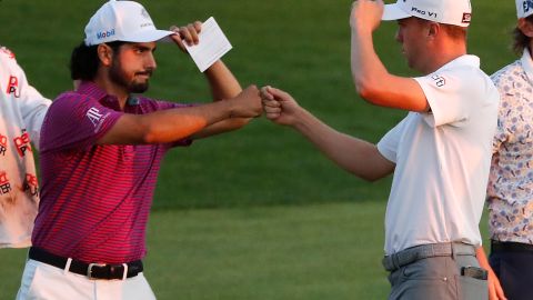 Abraham Ancer (izq.) y Justin Thomas al final de la tercera ronda.