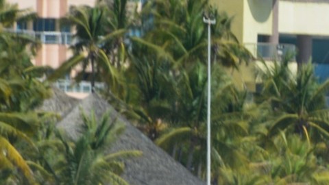 Mexicanos en Acapulco visitan playas a pesar de la pandemia.