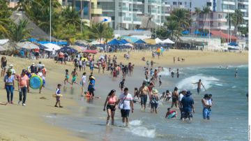 Mexicanos en Acapulco visitan playas a pesar de la pandemia.