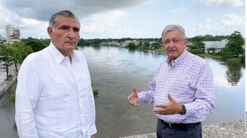 AMLO recorre zonas inundadas en Tabasco