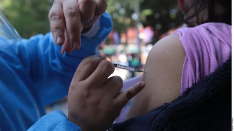 México formaliza compra de 34.4 millones de vacunas con Pfizer.