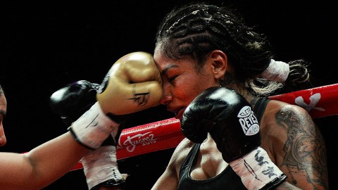 Barby Juárez guantes