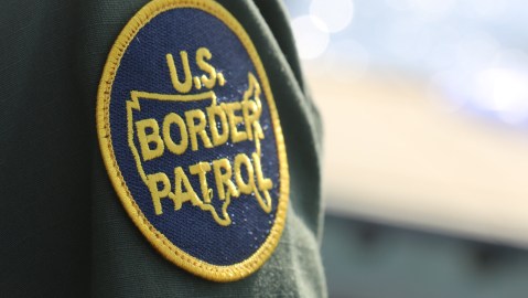 Los oficiales fronterizos detectaron la embarcación.
