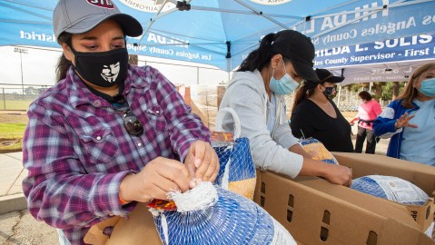 El jueves se hizo la repartición de pavos en el este de Los Ángeles. (Suministrada)