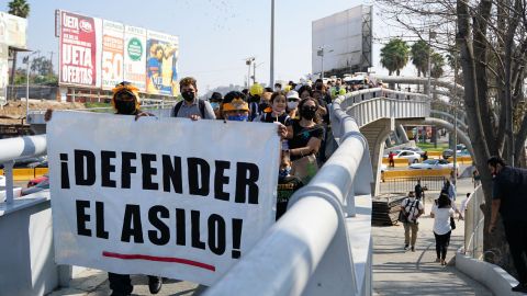 Solicitantes de asilo varados en Tijuana.