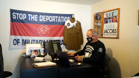 Veteranos deportados llaman a estadounidenses para que salgan a votar.