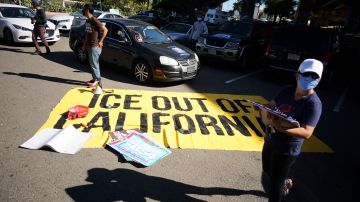 Activistas se preparan para manifestar su inconformidad contra el sheriff de San Diego.