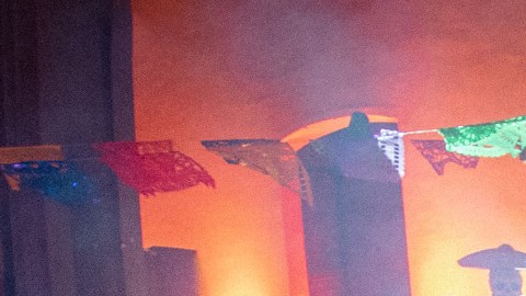 En Mexicano hasta Los huesos, PepeAguilar retoma la tradición del Día de Muertos. Foto: Cortesía