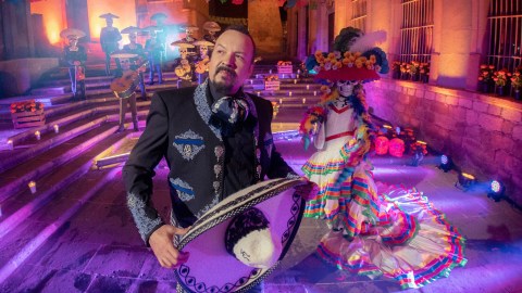 En Mexicano hasta Los huesos, PepeAguilar retoma la tradición del Día de Muertos. Foto: Cortesía