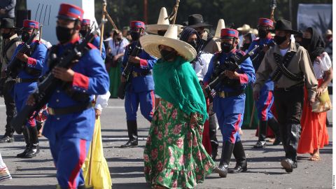 Adelitas y soldados se preparan para aniversario de la Revolución Mexicana del 20 de noviembre