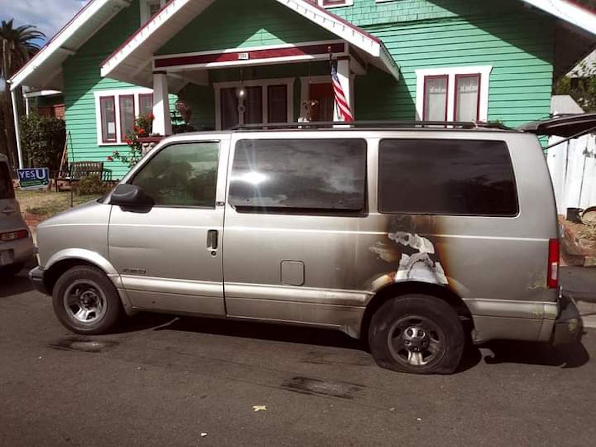 Por apoyar a Trump, a Leo Cortez le prendieron fuego a su camioneta Van. (Cortesía Leo Cortez)