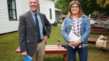 El gobernador de Vermont, Phil Scott (i), y la aspirante a gobernador demócrata de Vermont, Christine Hallquist.