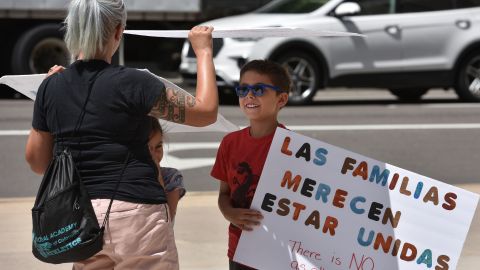 Los menores han permanecido más de un año en centros de detención familiar.