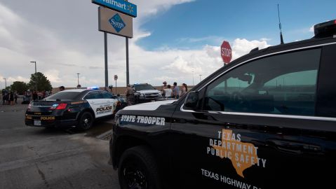 Niño de dos años dispara y lesiona a su hermano de 1 año y a su madre con la pistola que encontró en el auto familiar