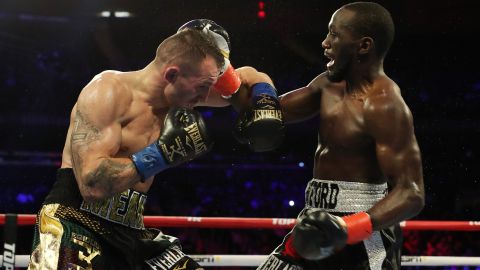 Terence Crawford castiga a Egidijus Kavaliauskas en diciembre de 2019.