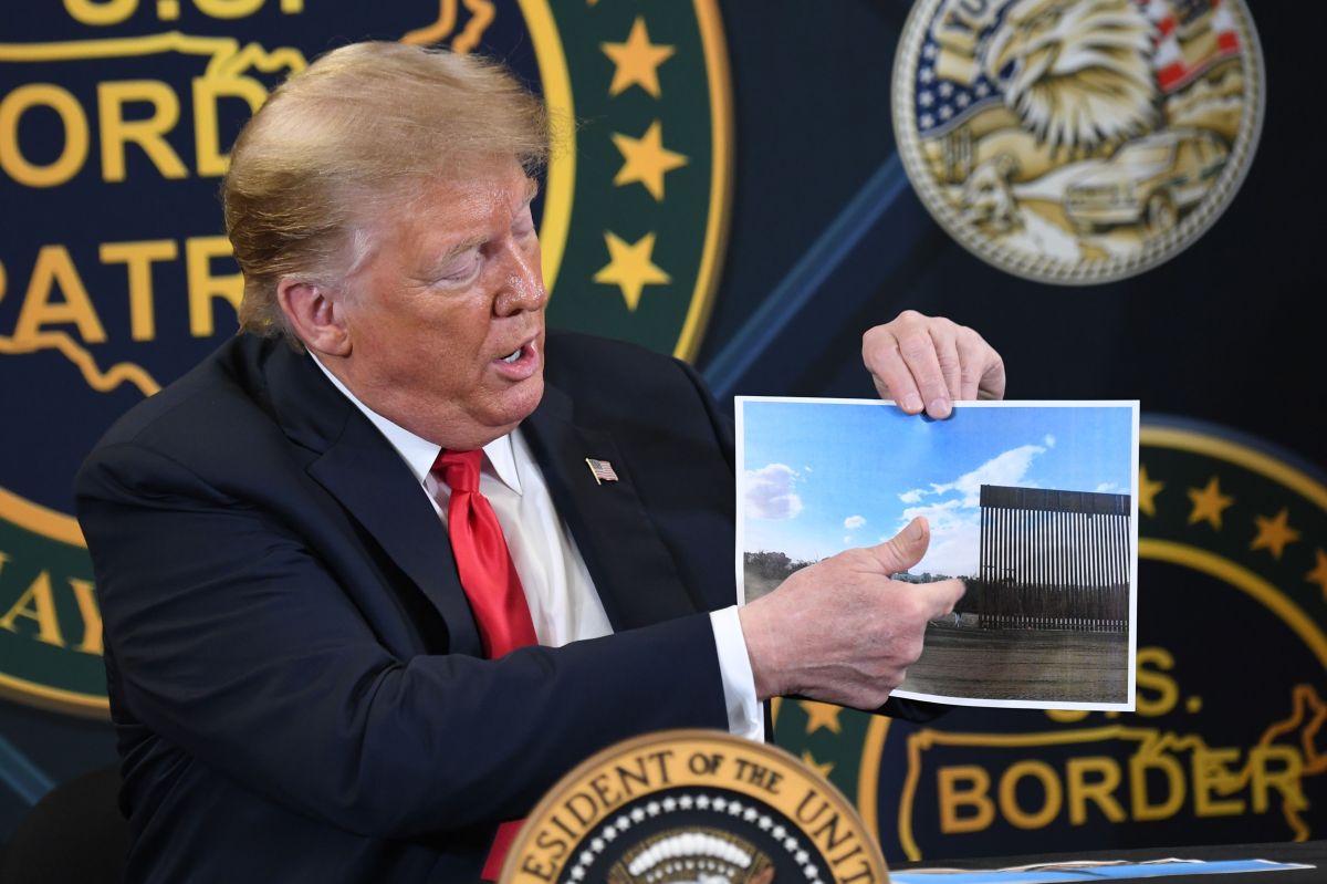 Trump muestra una foto del muro en Yuma, Arizona, el 23 de junio de 2020.