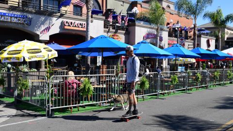 Los restaurantes son una de las industrias más impactadas por las órdenes de cierre del gobernador Gavin Newsom. (Getty Images)