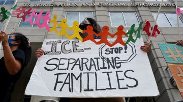 Manifestantes protestando a las afueras de ICE en Washington, DC.